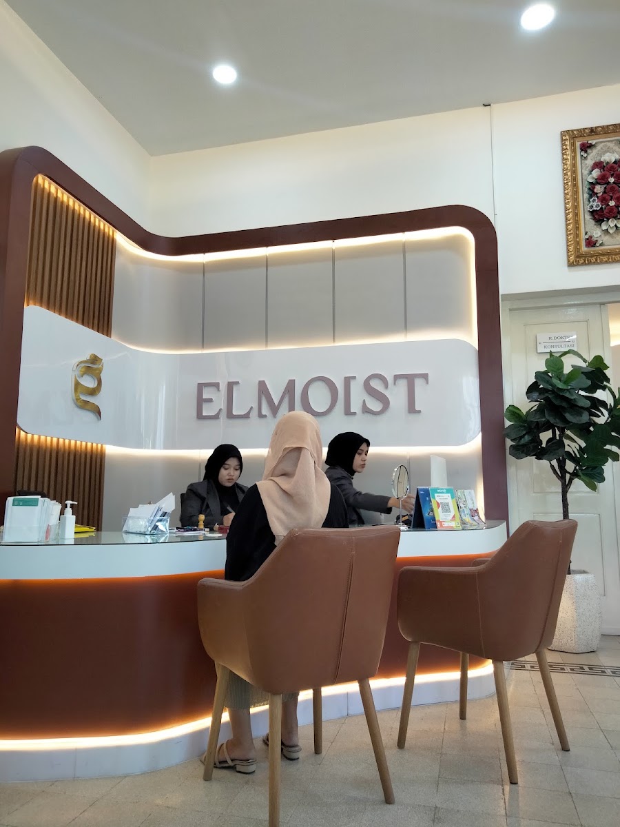 Elmoist Kencong reception desk with illuminated brand wall