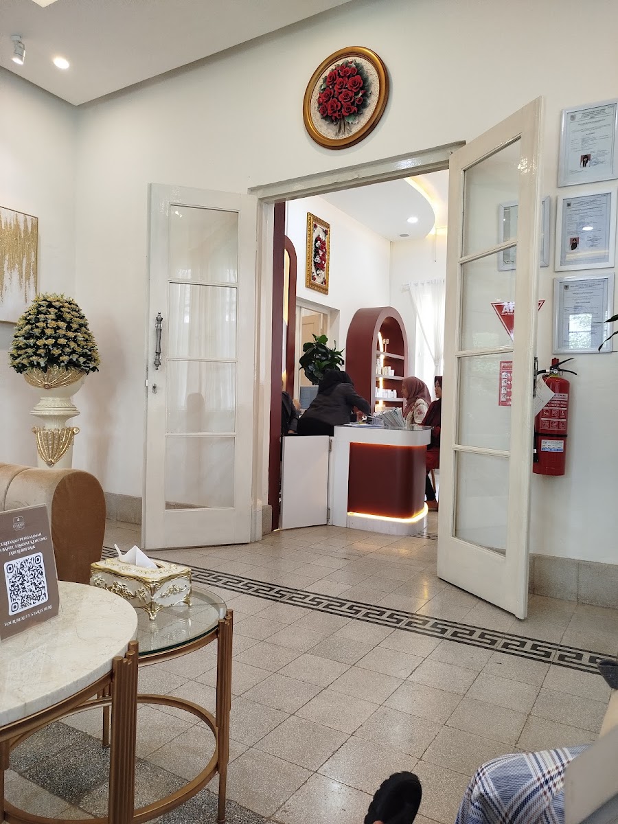 Elmoist Kencong lobby entrance with marble table