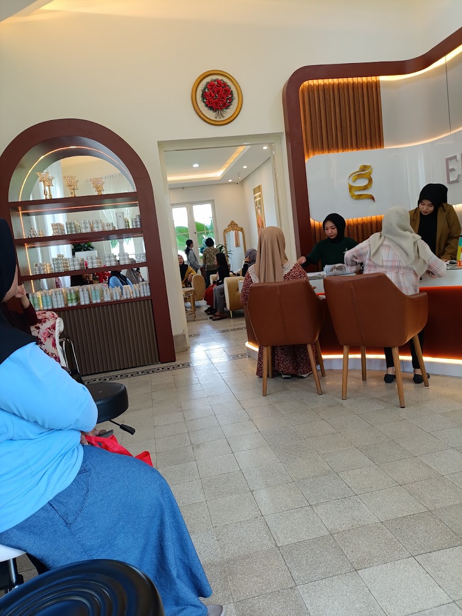 Elmoist Kencong waiting lounge and skincare display shelves
