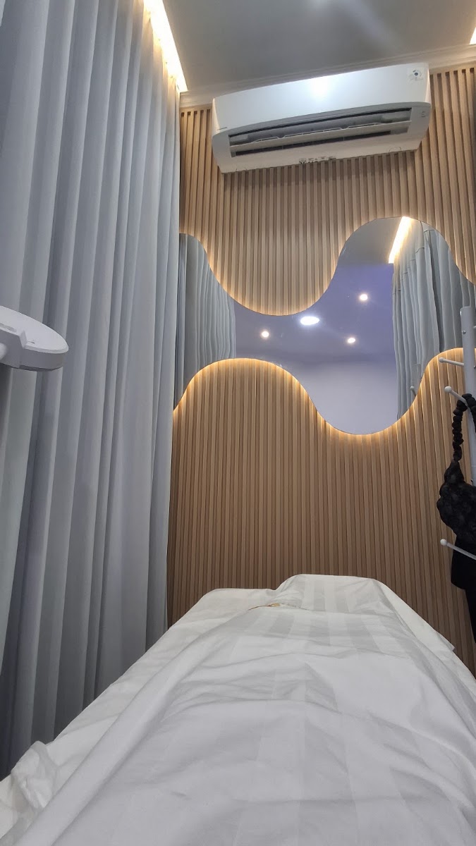 Elmoist Kencong treatment room with curtained bed