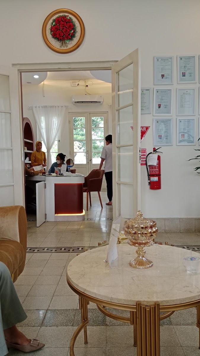 Elmoist Kencong front desk seen from the waiting area