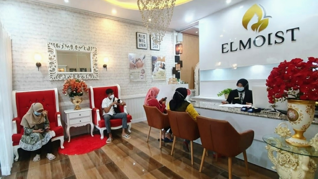 Elmoist Clinic Lumajang reception with staff welcoming guests