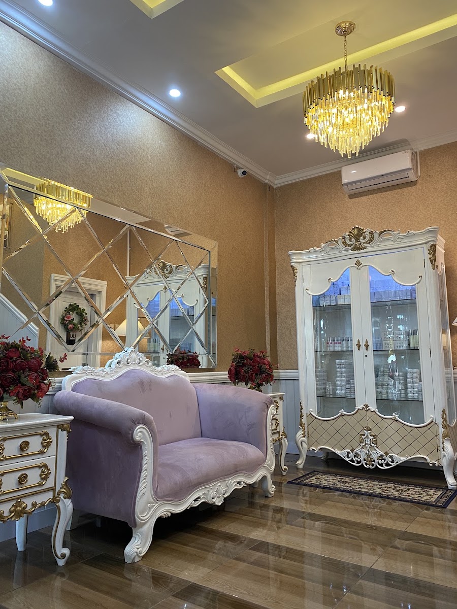 Elmoist Clinic Lumajang lounge with crystal chandelier and classic furniture
