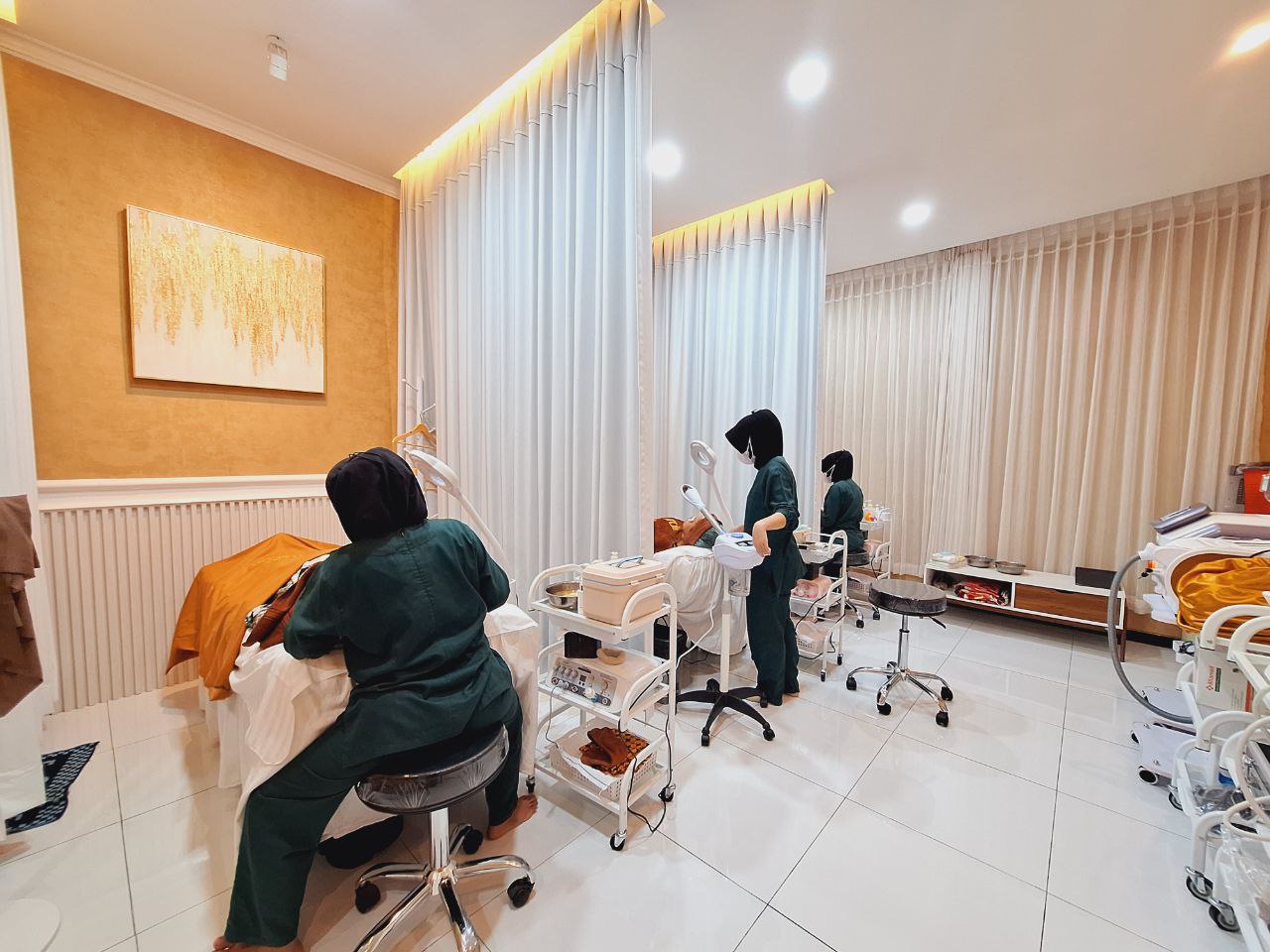 Elmoist Pasirian treatment room with therapists at work