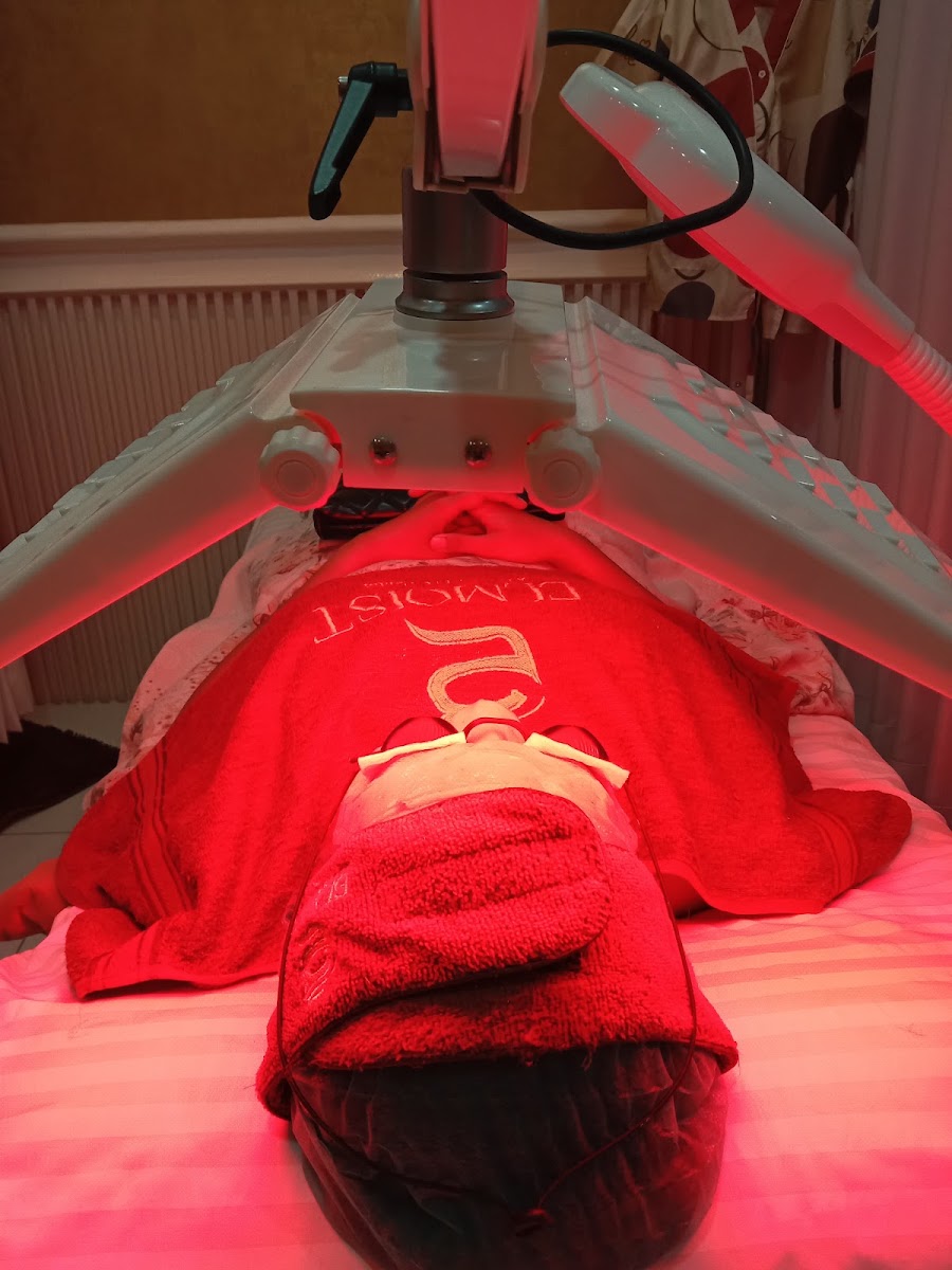 Elmoist Pasirian LED light therapy session in progress